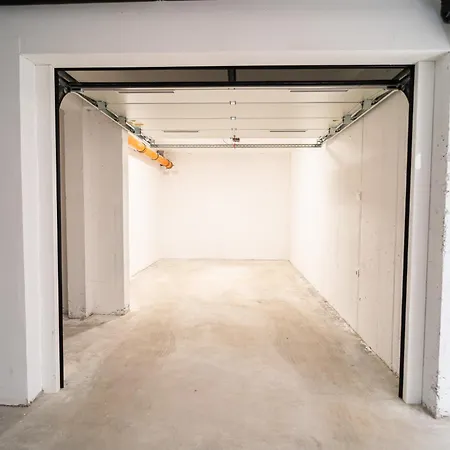 Duo Lipa By Belmont Realty * זאדאר