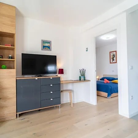 Duo Lipa By Belmont Realty זאדאר